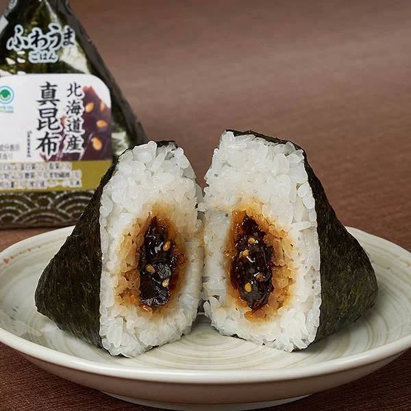 手巻 真昆布の断面と、背景に写る北海道産真昆布佃煮のパッケージ