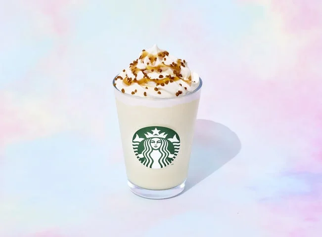 チップとソースでカスタマイズされたバニラクリームフラペチーノ