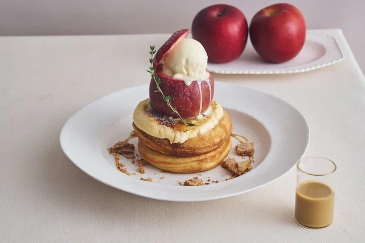 まるごとリンゴと焦がしブリュレのパンケーキ