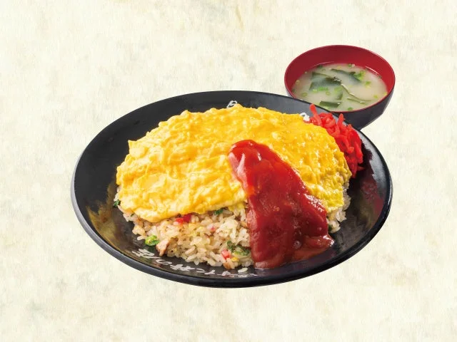 オムレツがのった「オムチャーハン」と味噌汁。