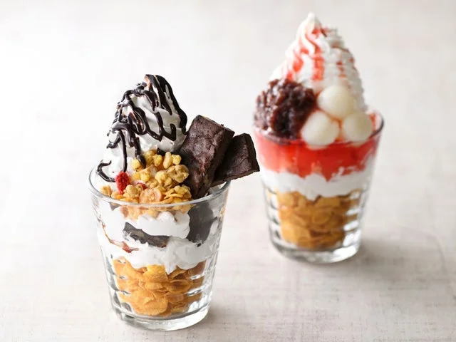 ホイップクリームをトッピングしたパフェ風のスイーツ