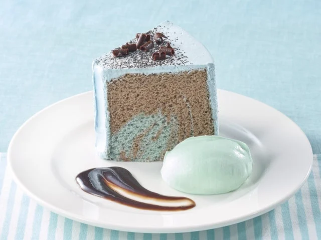 ミントクリームが添えられたチョコミントシフォンケーキ
