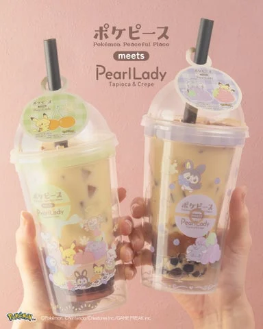 両手でポケピースコラボドリンクを持っている様子