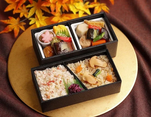 「松茸御飯と蟹御飯の二段重」の中身