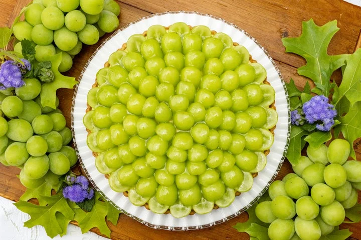 シャインマスカットとダブルチーズケーキのタルトのホールケーキ。