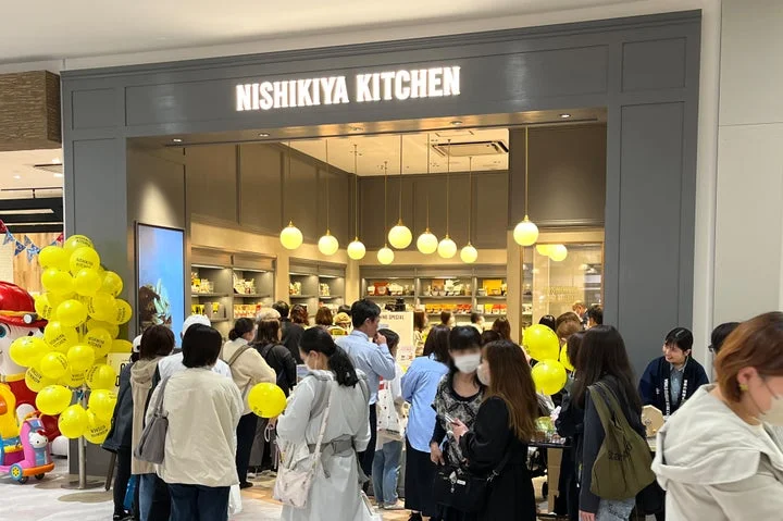 多くの客で賑わうニシキヤキッチンの店舗