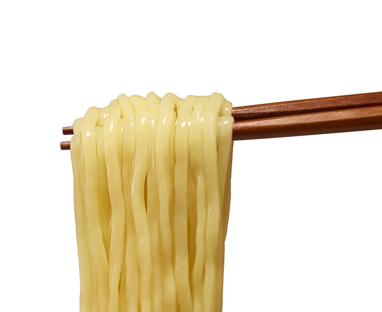 箸で持ち上げられたマルちゃん正麺の麺