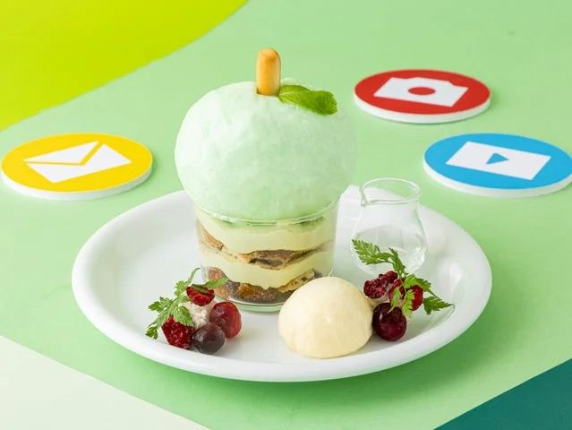 りんご型に盛られたティラミスとフルーツ、コースターが並ぶカフェメニュー