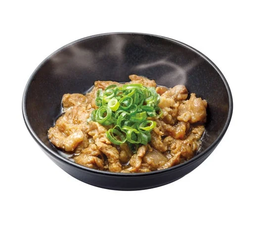 黒い器に盛られた特製牛すじ煮込みの料理写真