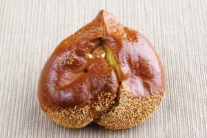 栗の形に焼き上げられたはじけ栗あんぱん