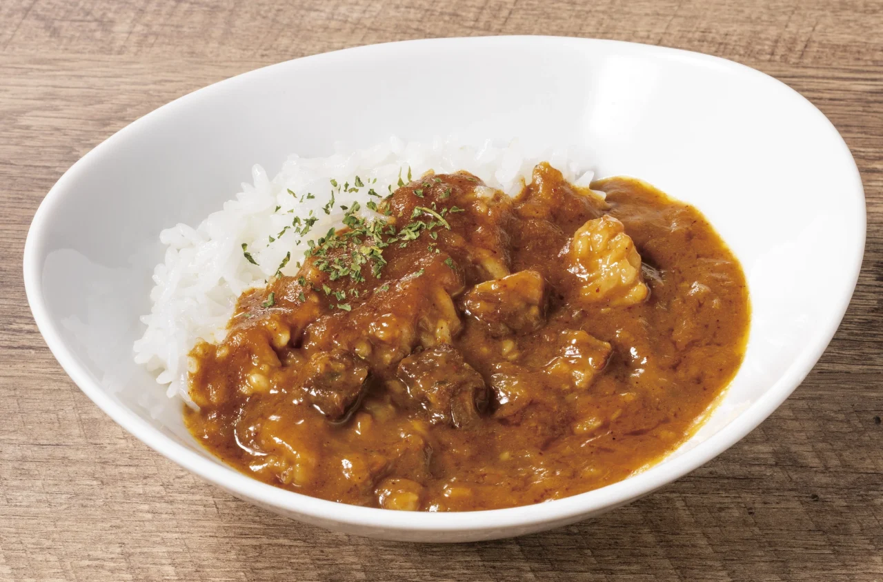 神戸牛の旨辛ミニカレーライス。白い皿に盛られたカレーライス