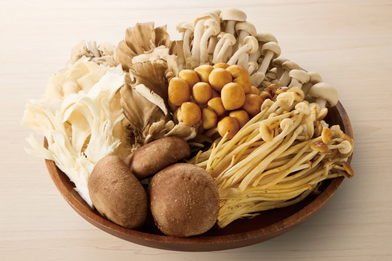 きのこ類を盛り合わせた木製のお皿