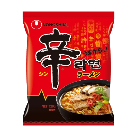 農心 辛ラーメンの袋麺パッケージと、具材入りのスープが写る画像