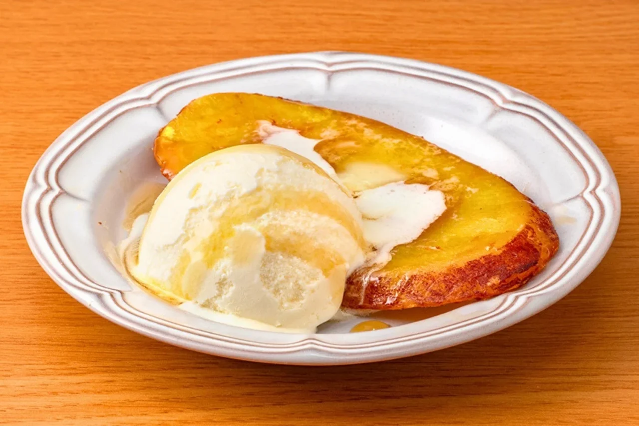 ハニーおさつバター バニラアイス載せ。焼き芋にバニラアイスを添えたスイーツ