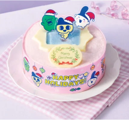 ピンクのクリームでデコレーションし、キャラクターのピックを飾ったクリスマスケーキ