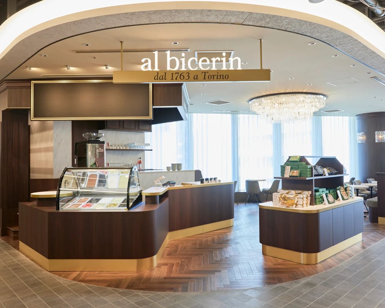 ニュウマン高輪店の店内。al bicerinの看板と、アイスクリームや焼き菓子が並ぶ販売カウンターが写る。