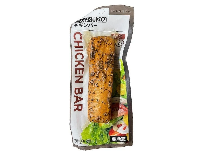 たんぱく質20gのチキンバーのパッケージと、スパイスを効かせた棒状の鶏むね肉
