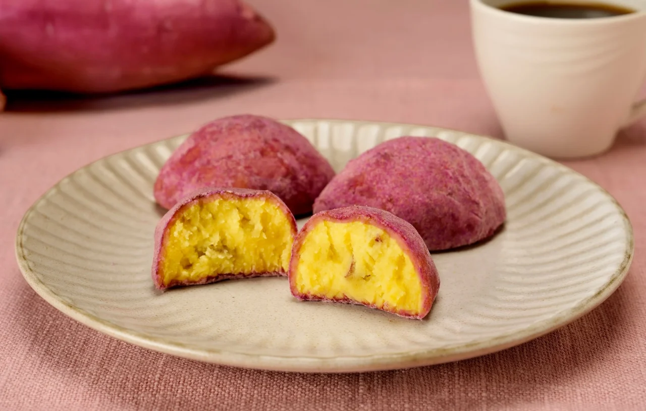 焼き芋を模した和菓子で、紫の皮と黄色い断面が確認できます