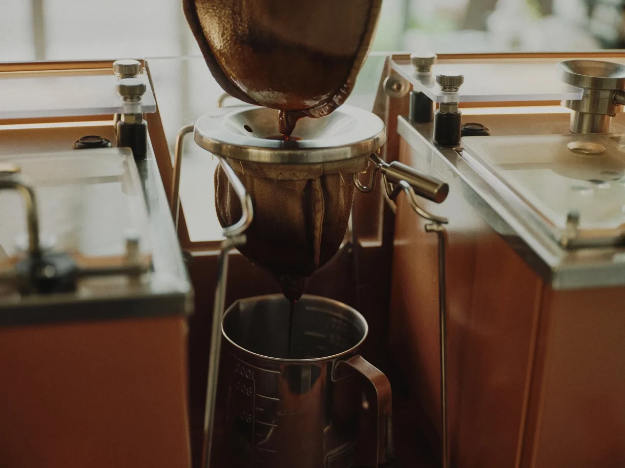 ネルフィルターでコーヒーを抽出するダブルネルドリップの工程