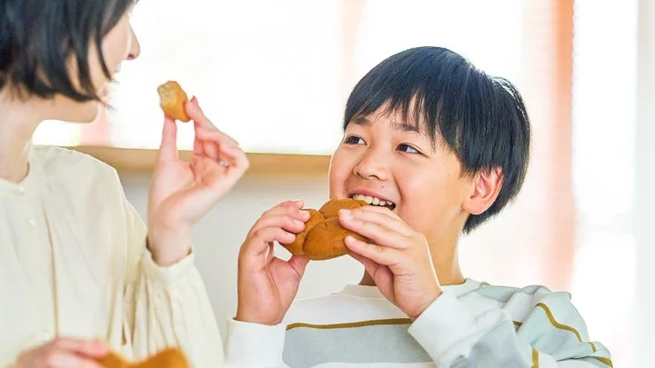 親子でBASE BREADこしあんをシェアして食べる様子