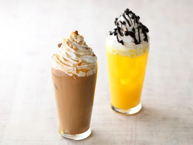ホイップクリームがトッピングされたドリンク