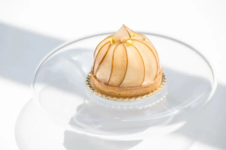 梨のスライスが飾られたタルトケーキ