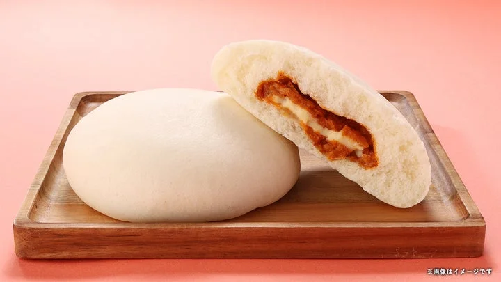 ピザソースとチーズが見える大きなチーズピザまんの断面