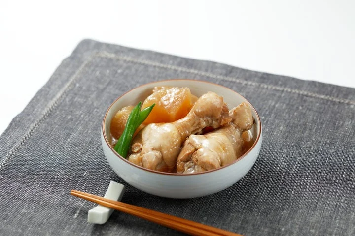 器に盛り付けられた「鶏大根」の別アングル
