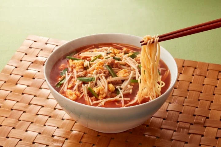 麺を入れた辛うまおかずスープ