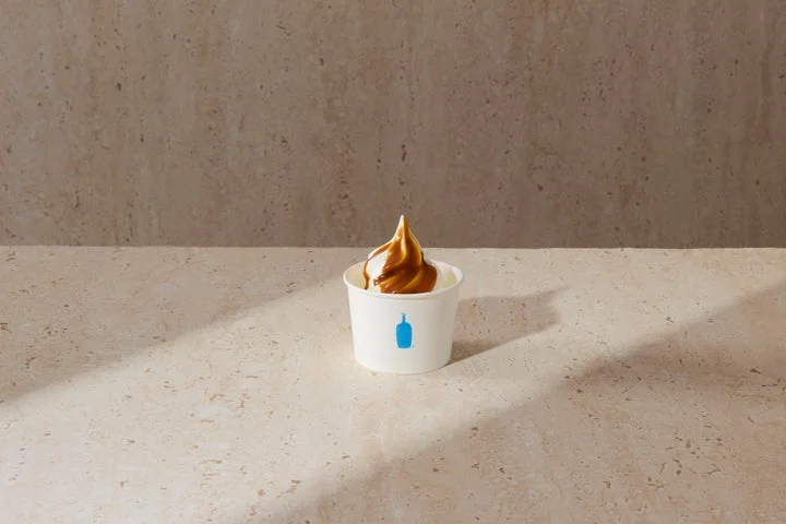 キャラメルソースをかけたミルクソフトクリーム