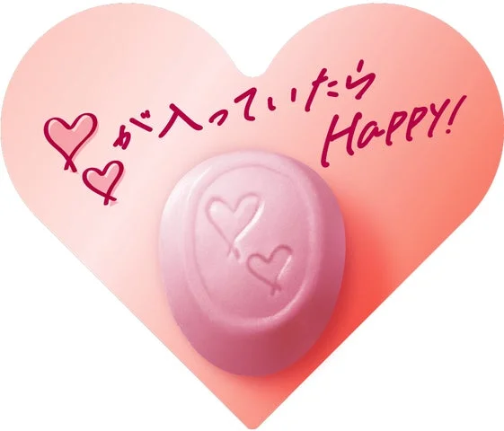 ハート柄の個包装紙に包まれたピンク色のルックチョコレート