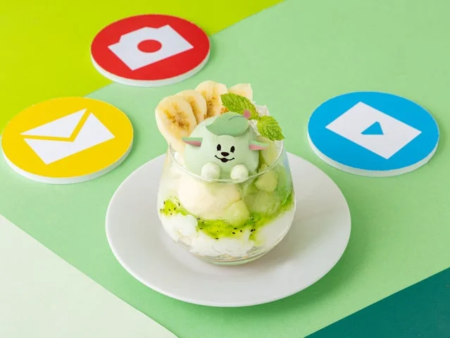 メメル型アイスとフルーツを層にしたグラスパフェと、アプリ風アイコンのコースター
