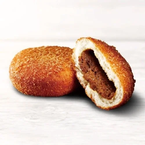 お店で揚げたカレーパンの断面と外観