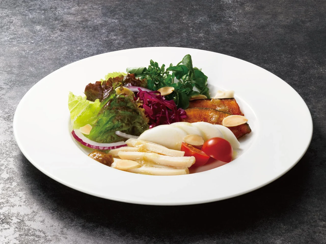 ７種の国産野菜のガーデンサラダ。野菜と蒸し鶏を盛り付けたサラダ