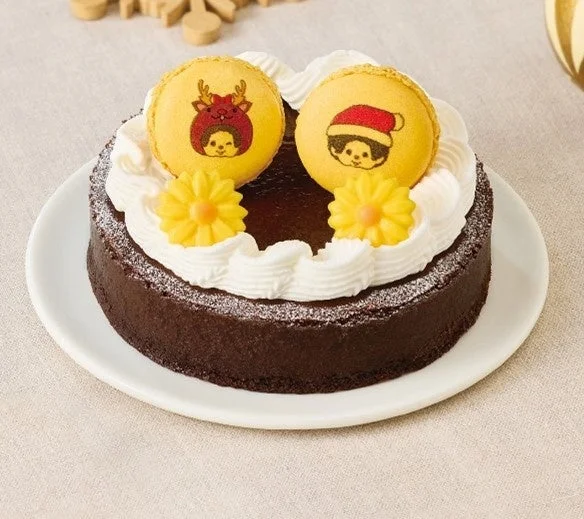 たまごっち わくわくクリスマスケーキ。キャラの顔が描かれたマカロンを飾ったチョコケーキ