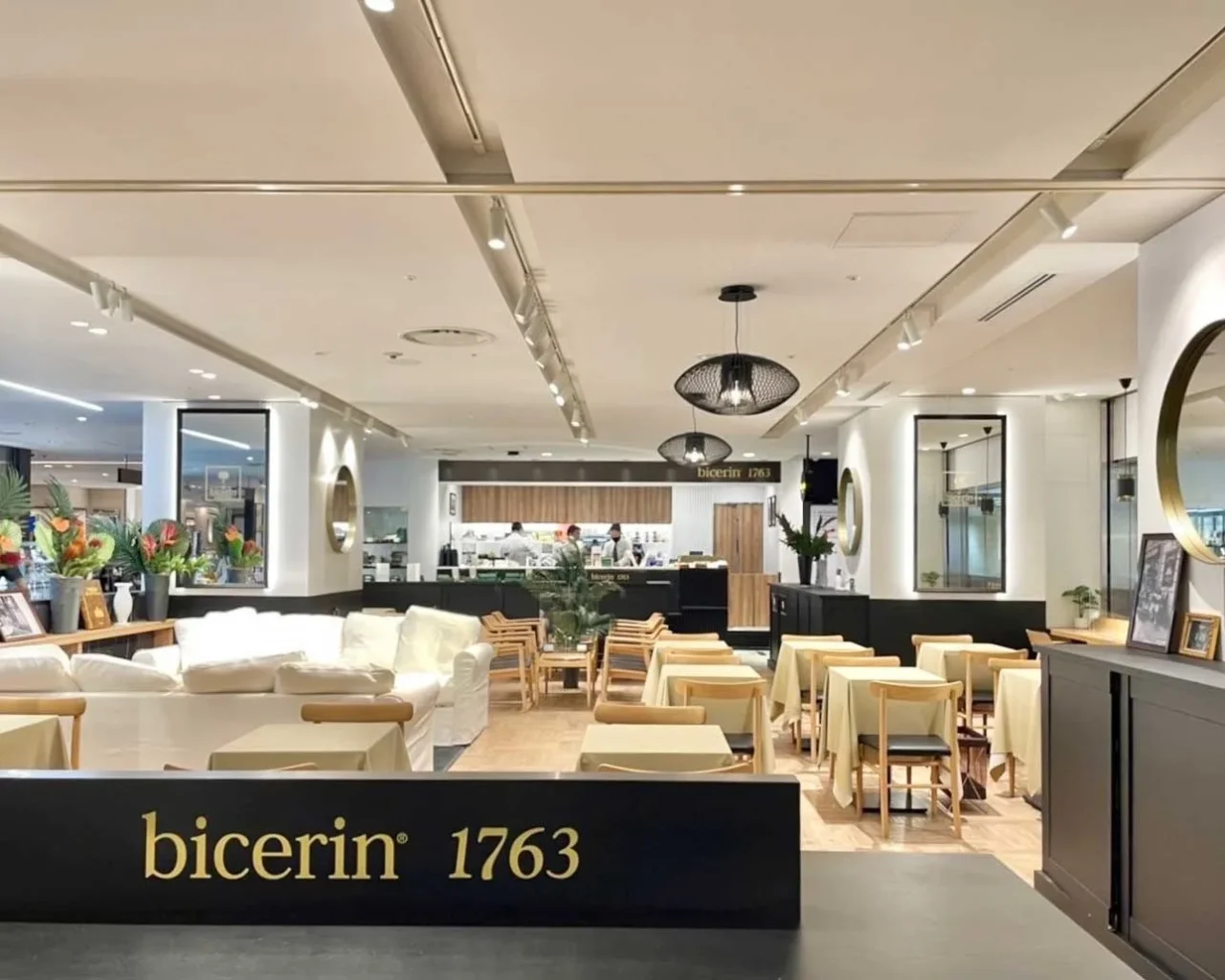阪急メンズ東京店の店内。ソファやテーブルが並び、奥にカウンターとbicerin 1763の看板が見える。