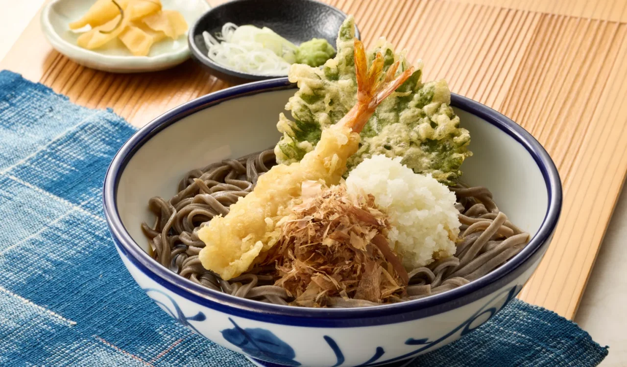 てんや流 越前おろしそば。灰色のそばに海老天ぷら、大根おろし、鰹節を添えた一品。