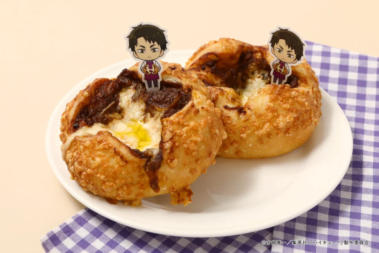 牛島のハヤシチーズフランス。ハヤシライス風フィリングとチーズをのせたフランスパンに、キャラクターピックを挿した2個のパン。
