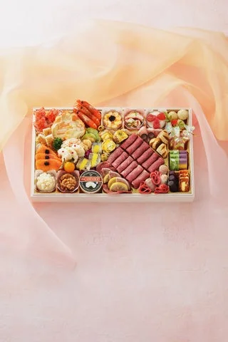 肉料理や海鮮を詰め合わせたビストロオードブル