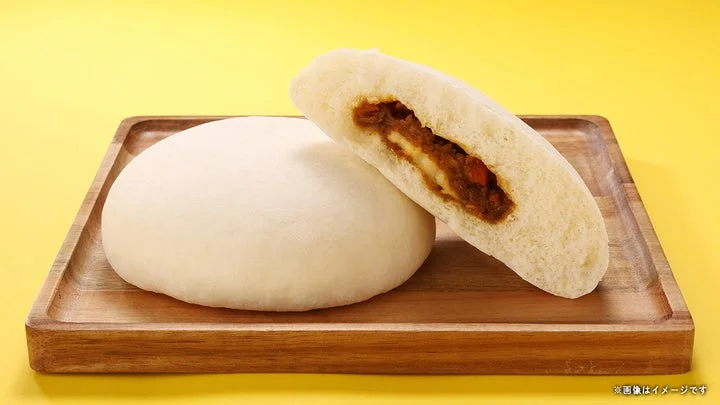 カレーとチーズが見える大きなチーズカレーまんの断面