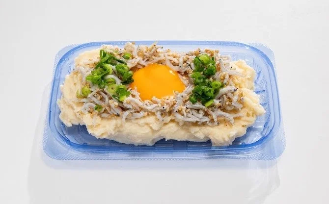 パッケージ容器に入ったまるでしらす丼風!?ポテサラ