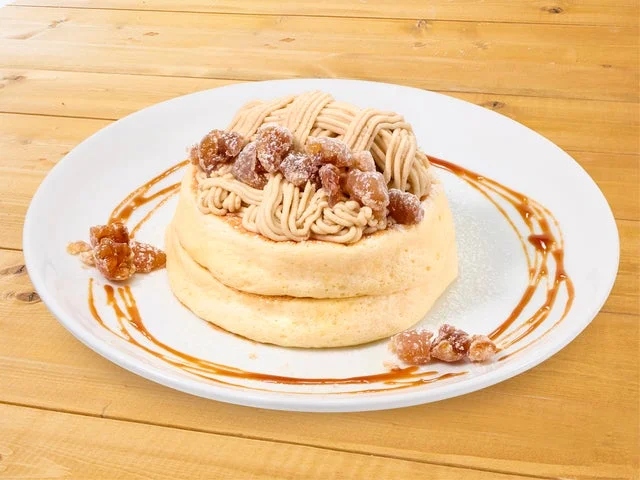 和栗クリームをたっぷり絞ったリコッタパンケーキ（通常サイズ）