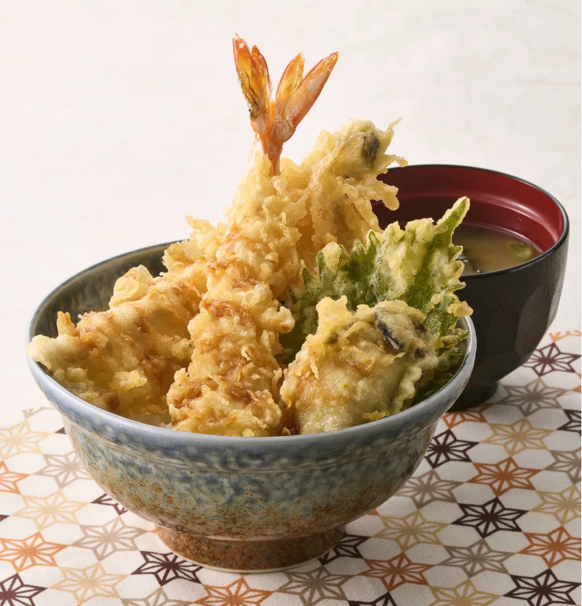 秋のご馳走天丼の天ぷら盛り合わせとみそ汁