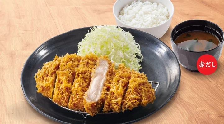 とんから亭のやわらか!ジューシーリブロースかつ定食。黒皿に切ったカツ、ご飯、味噌汁