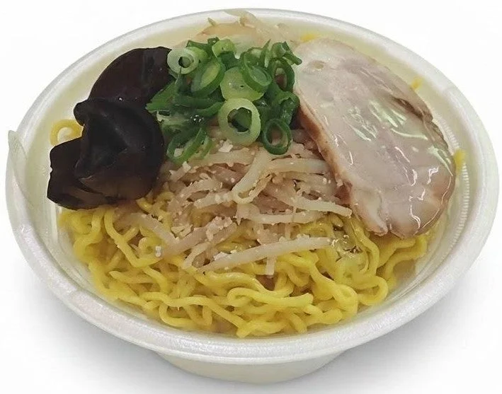 Suage監修 チキンと野菜のスープカレー。鶏肉やネギ、木耳など具材の乗った黄色い麺