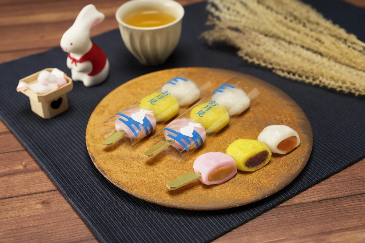 月見あん入り団子。うさぎ柄の包装と、3色の団子が並ぶ。