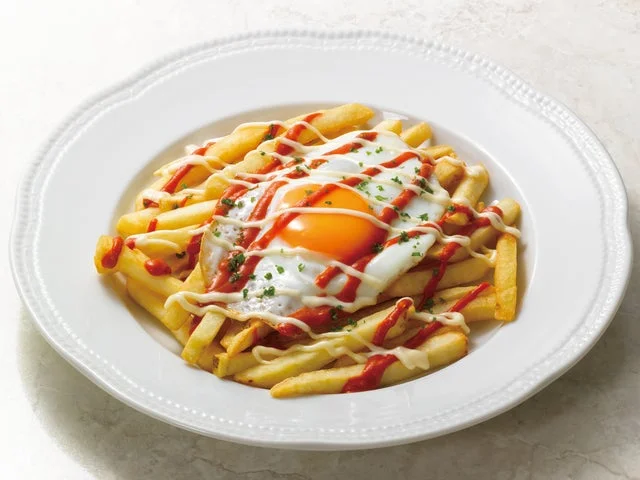 フライドポテトに半熟卵とソースをかけたスパニッシュポテト