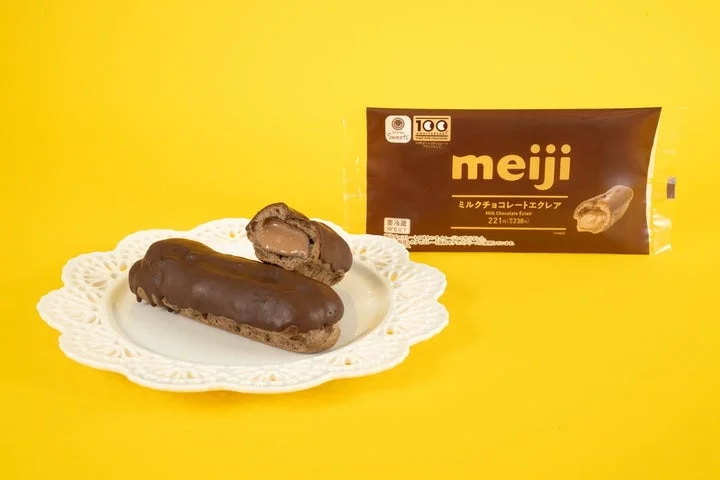 断面が見えるミルクチョコレートエクレアとパッケージ
