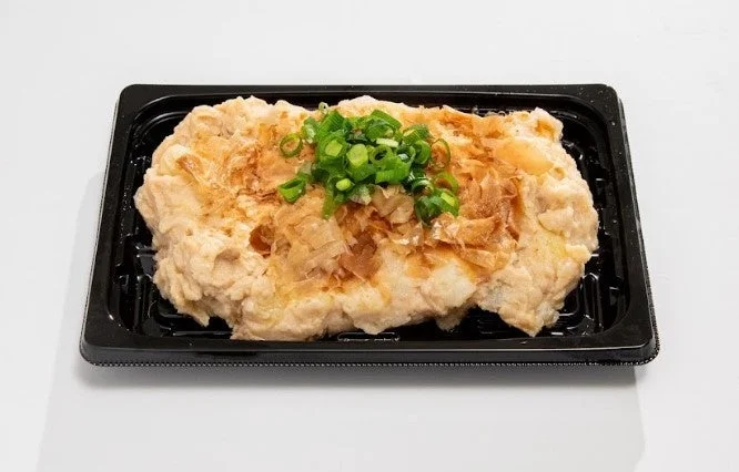 パッケージ容器に入った焼津産鰹節のポテサラ