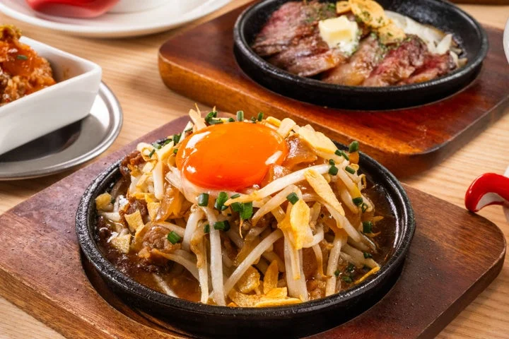 卵黄をのせた無限和牛もやし